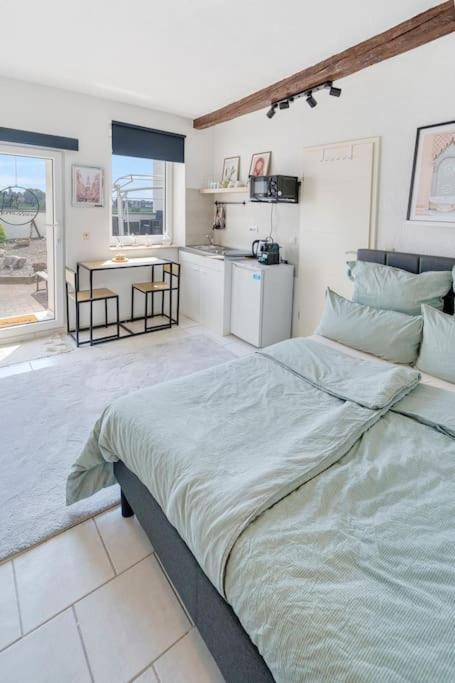 Tiny Apartment With Spacious Terrace On The Rhine Neuwied Exteriör bild